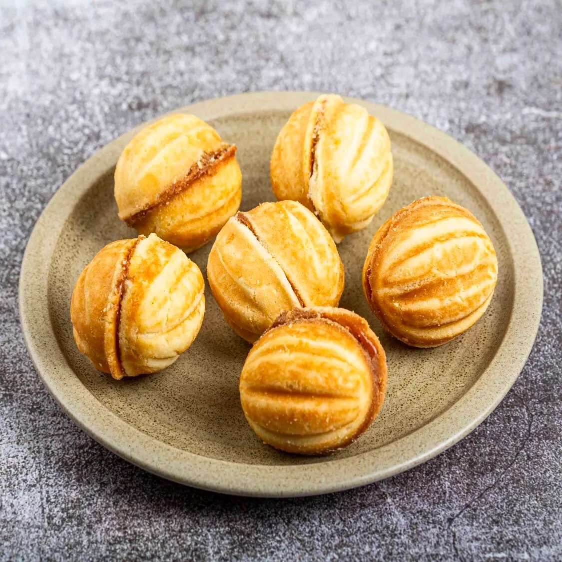 Nuts with condensed milk